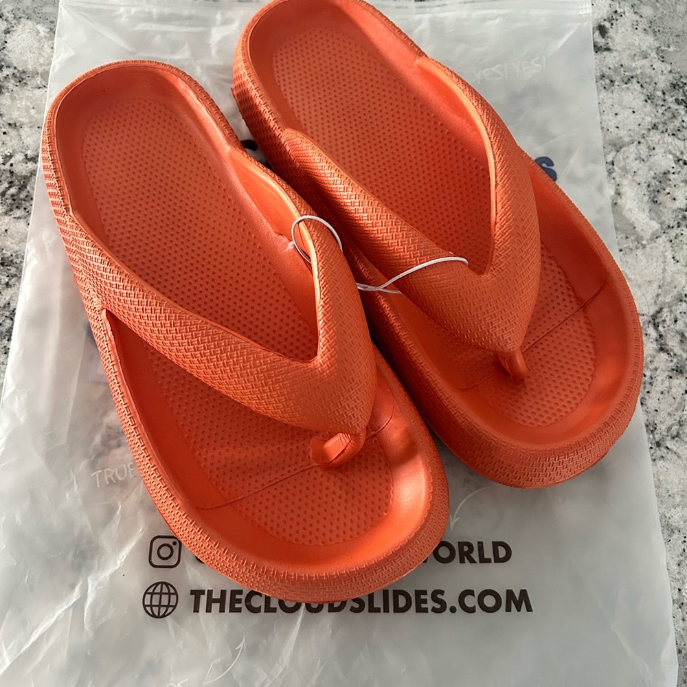 NWT Cushion Flip Flops - Cloud Slides Orange - Size 40/41 or 8.5-9.5 Women’s